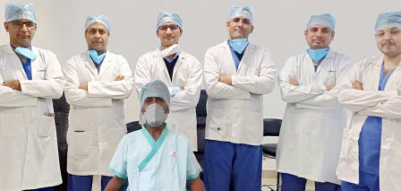 जांघ के ट्यूमर से पीड़ित रोगी को कैंसर एवं ह्रदय शल्य चिकित्सकों द्वारा ट्यूमर को बाहर कर  ग्राफ्ट लगाकर दिया नया जीवन