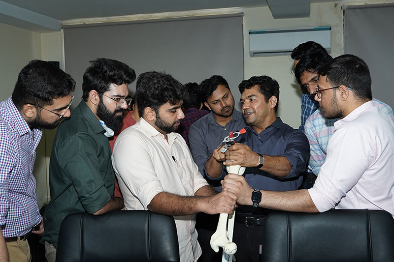 गीतांजली मेडिकल कॉलेज एंड हॉस्पिटल में राजस्थान में पहली बार आर्टिफीशियल इंटेलिजेंस व वर्चुअल रियलिटी के साथ हड्डी के मॉडल पर घुटना बदलने की सर्जरी पर हुई कार्यशाला